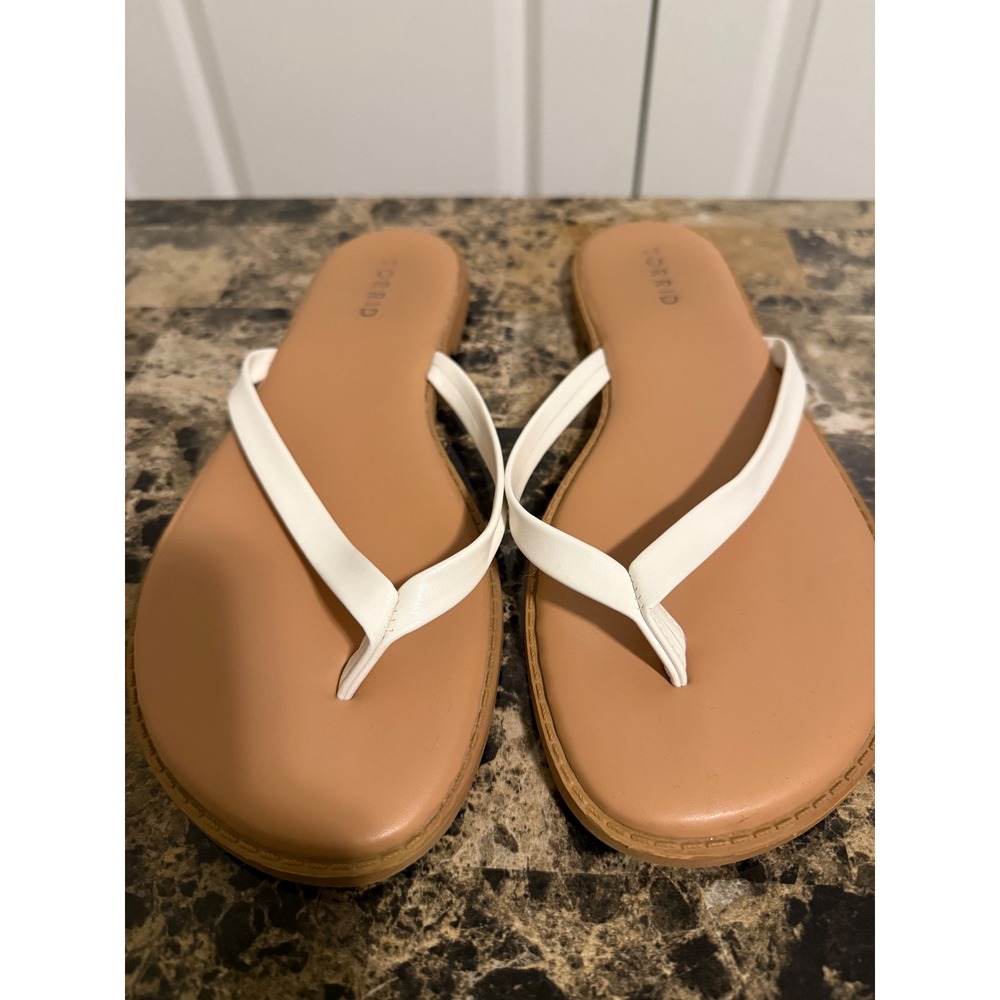 Torrid Womens White Faux Leather Thong Flip Flop Sandals Tan Footbed 9.5W - Picture 2 of 4
